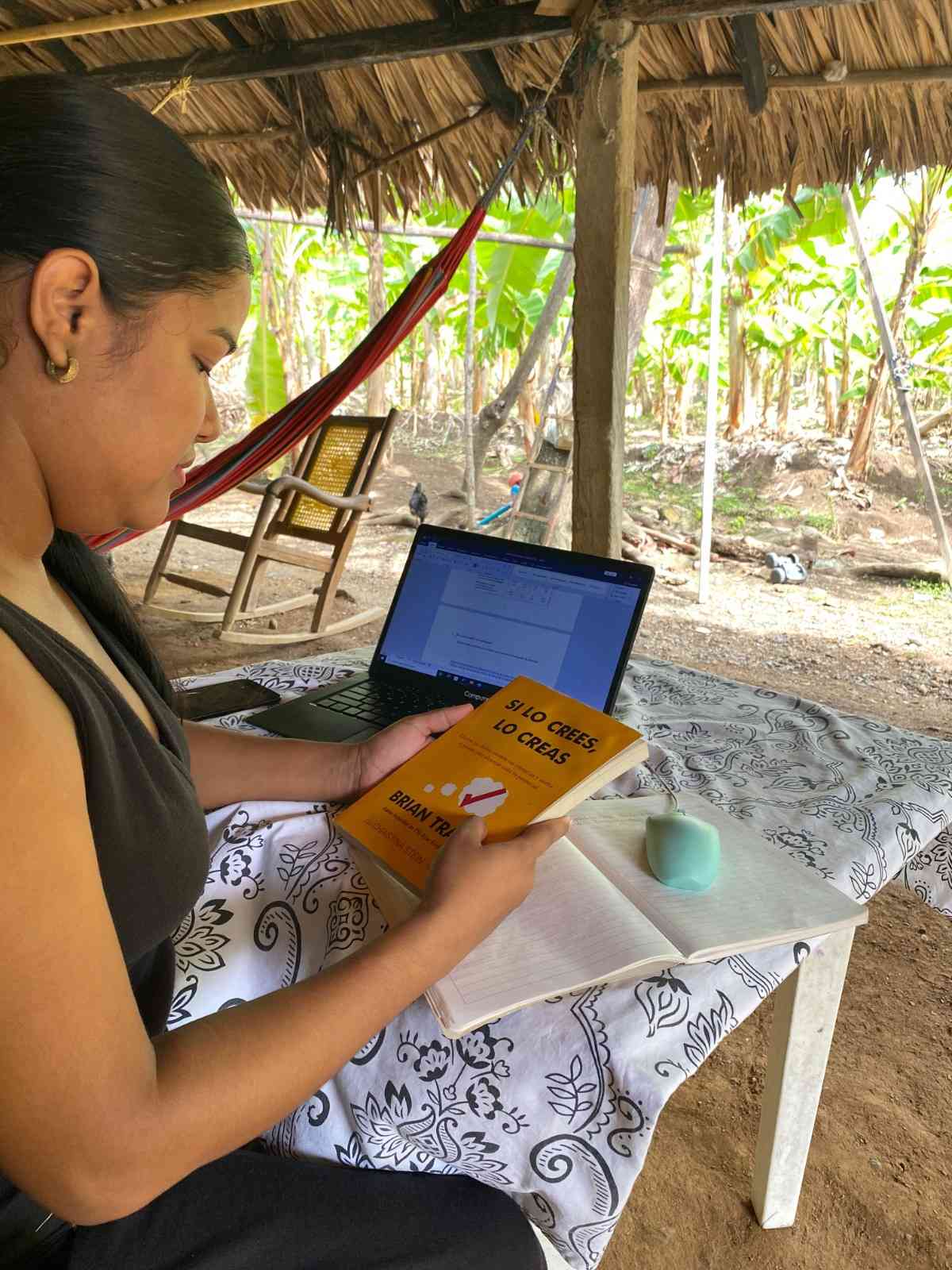 Dianela estudiando desde el celular