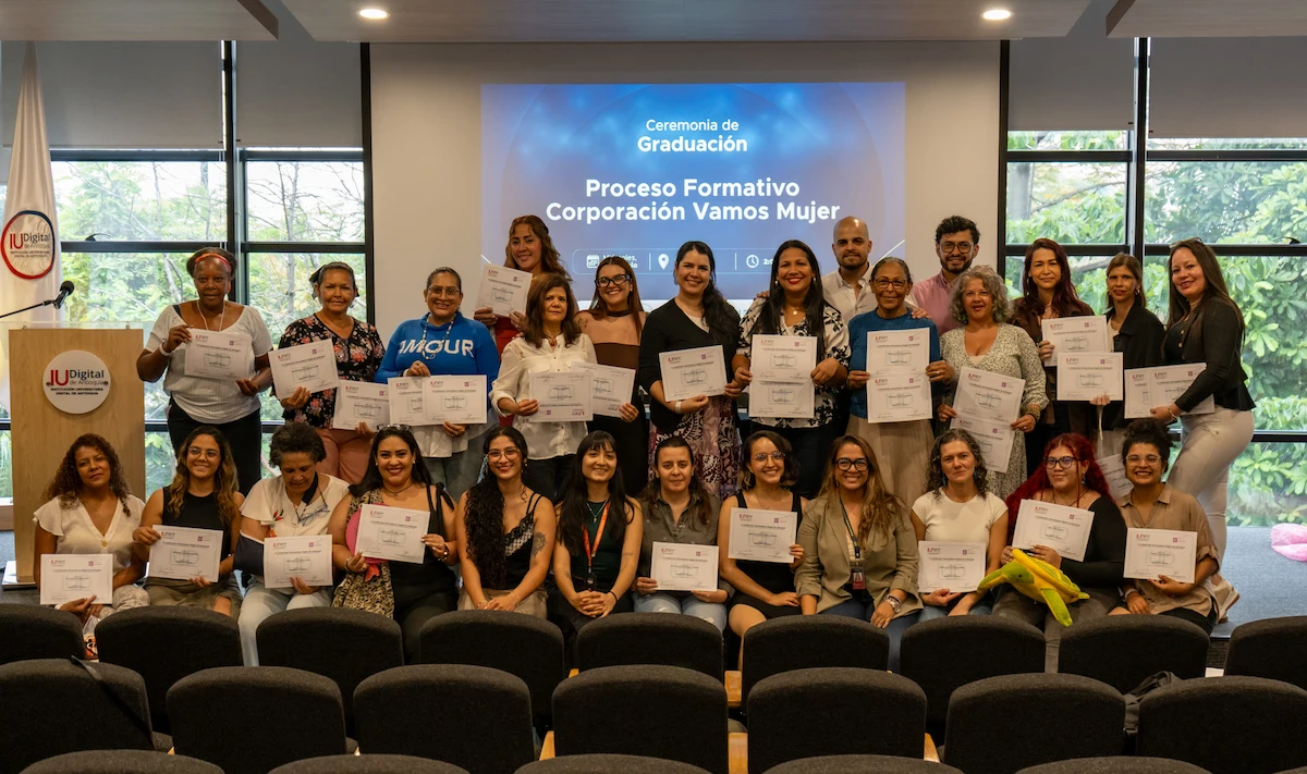 Mujeres migrantes fortalecen sus capacidades digitales en la IU Digital de Antioquia