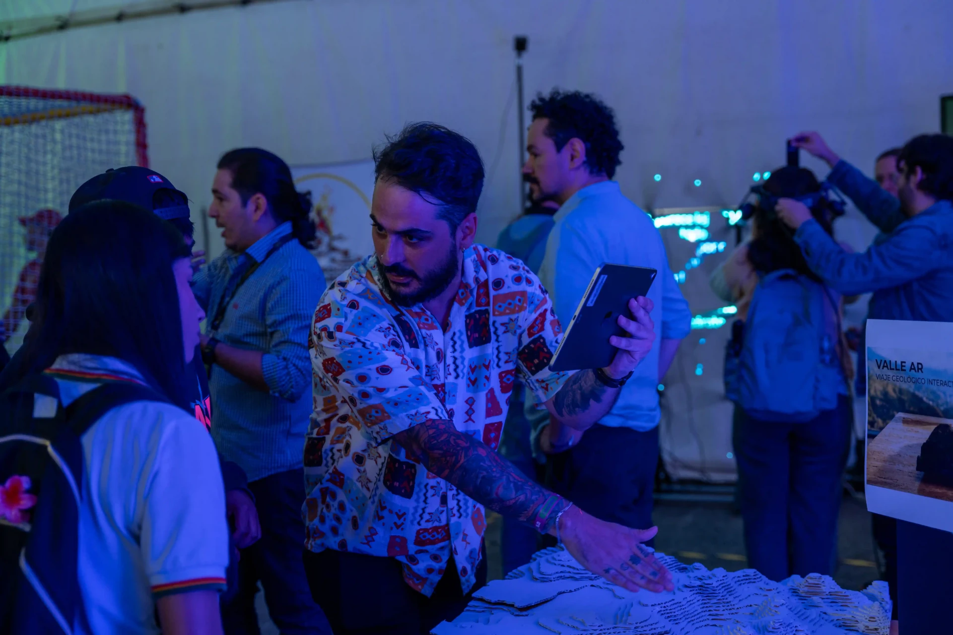 Asistentes interactúan con herramientas digitales en experiencia tecnológica durante Colombia 5.0