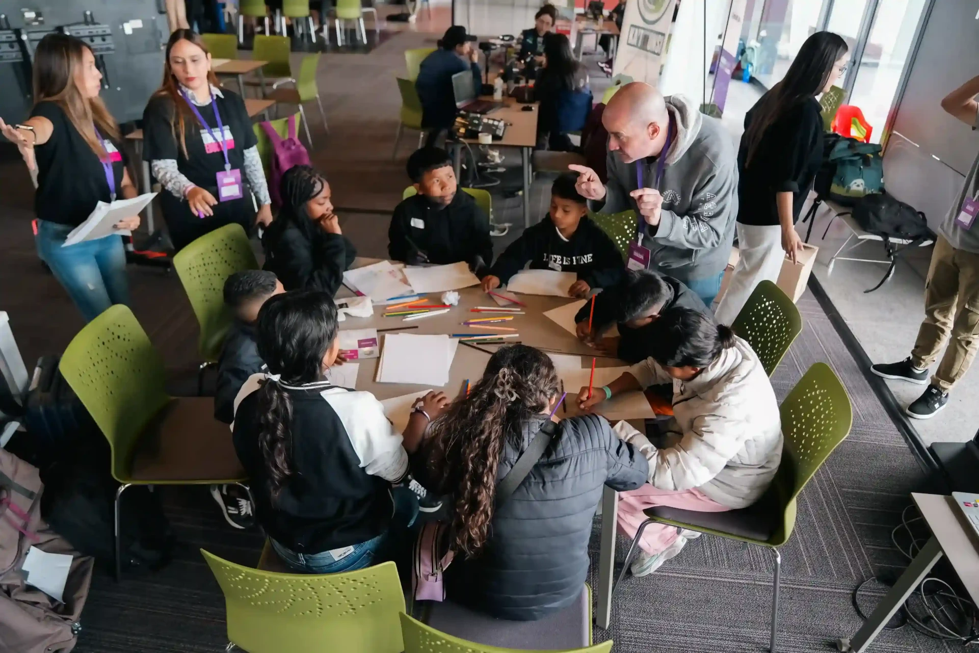 Grupo de niños y jóvenes participando en un taller creativo con acompañamiento de facilitadores en el Foro Nacional de Educación 2025