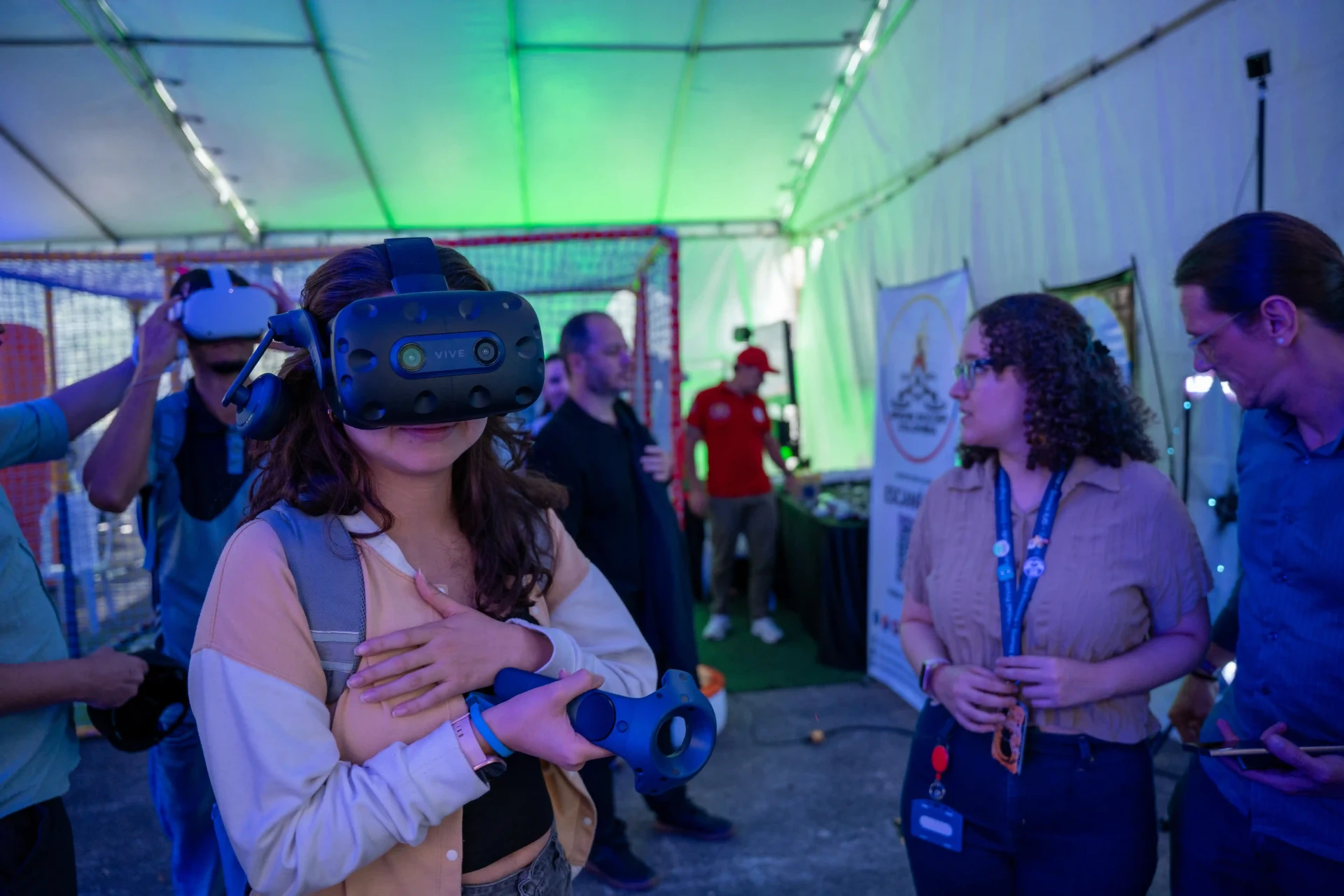 Participante utiliza visor de realidad virtual en experiencia tecnológica durante evento Colombia 5.0