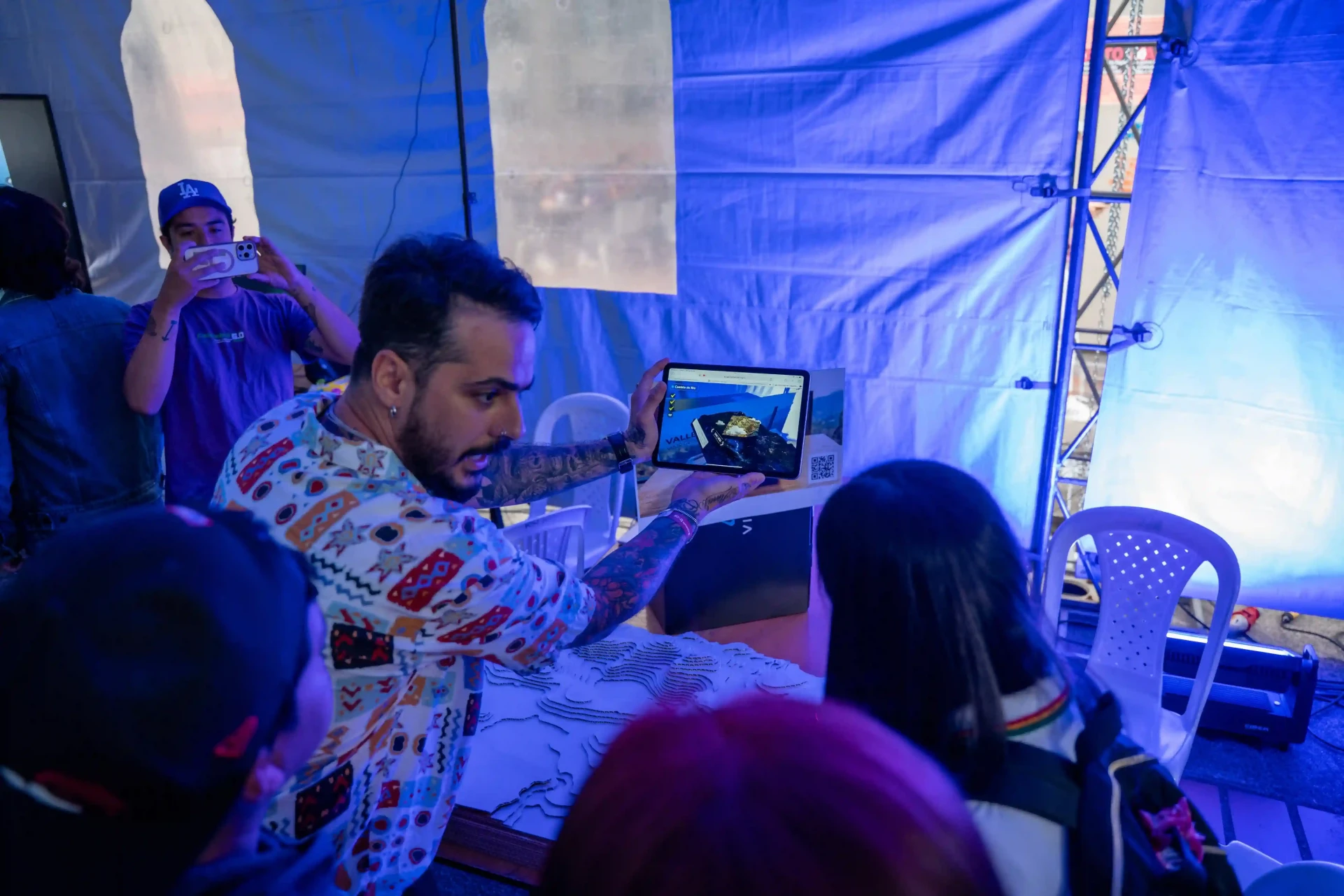 Demostración de contenido digital interactivo en tablet durante actividades de Colombia 5.0