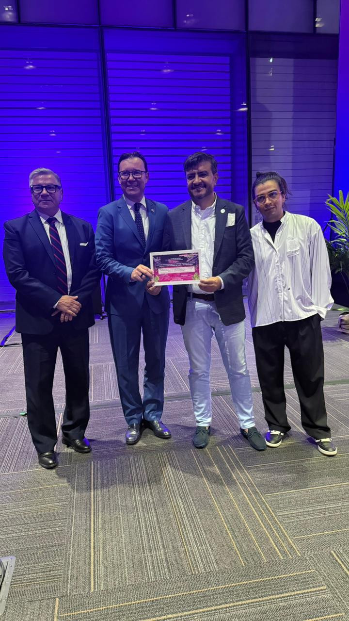 Representantes institucionales recibiendo un reconocimiento del Ministerio de Educación Nacional durante la Noche de la Excelencia 2025.