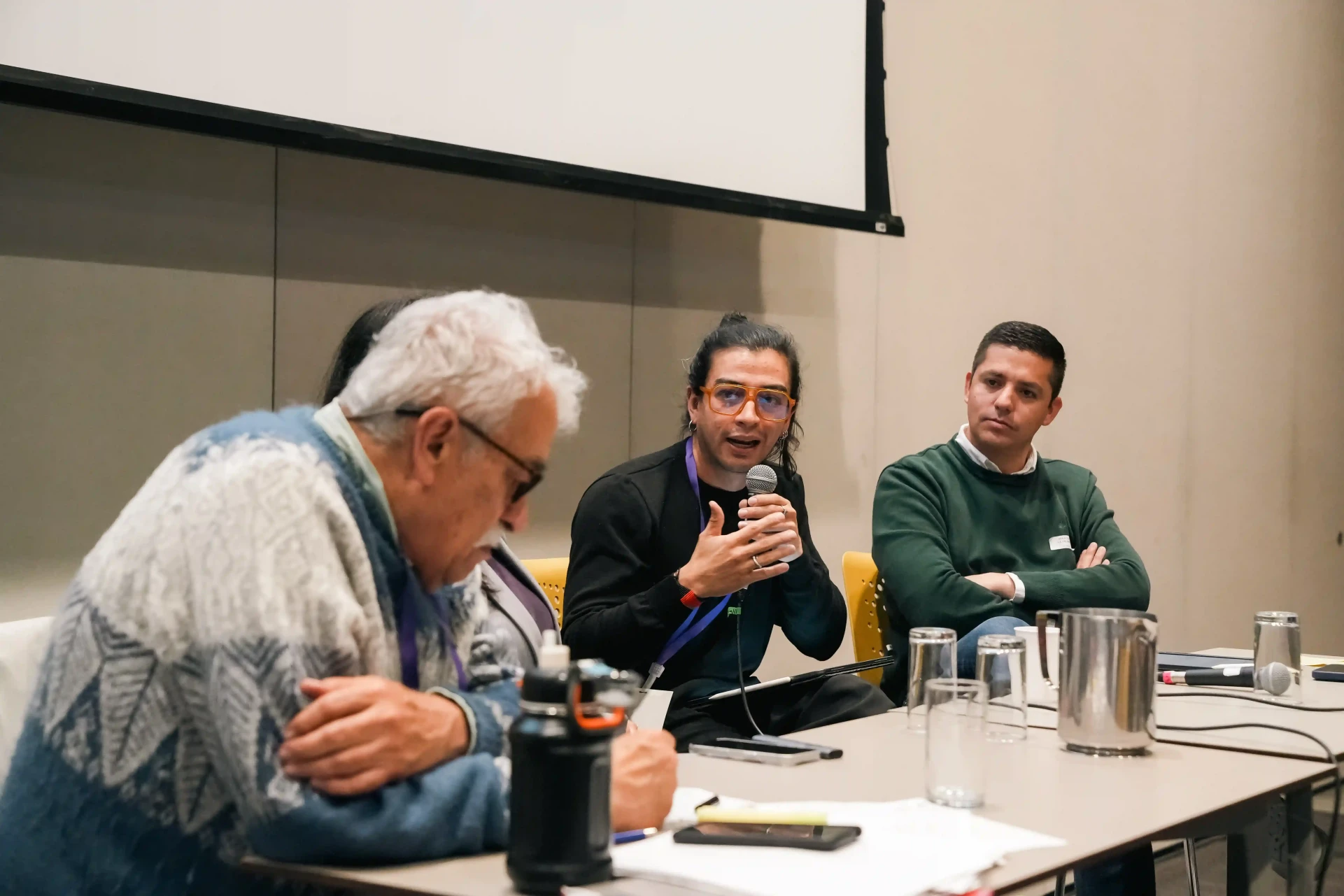 Intervención de un panelista durante el Foro Nacional de Educación 2025, acompañado por otros expertos en la mesa de discusión.