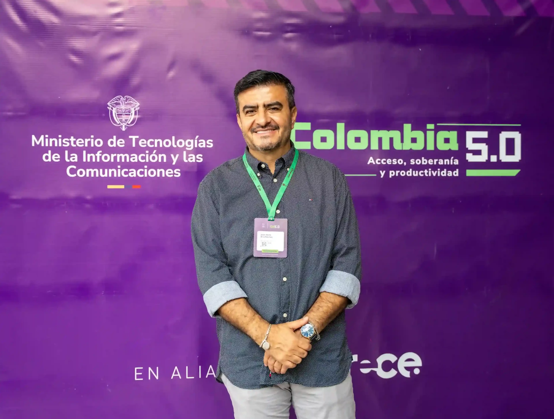 Rector de la IU Digital de Antioquia en Colombia 5.0 frente al escenario del Ministerio TIC