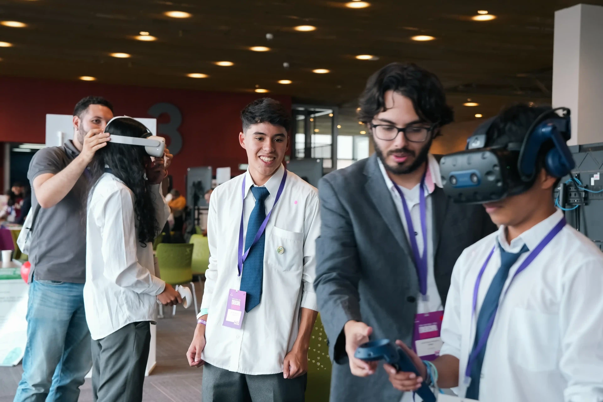 Estudiantes interactúan con dispositivos de realidad virtual durante la muestra tecnológica del Foro Nacional de Educación 2025