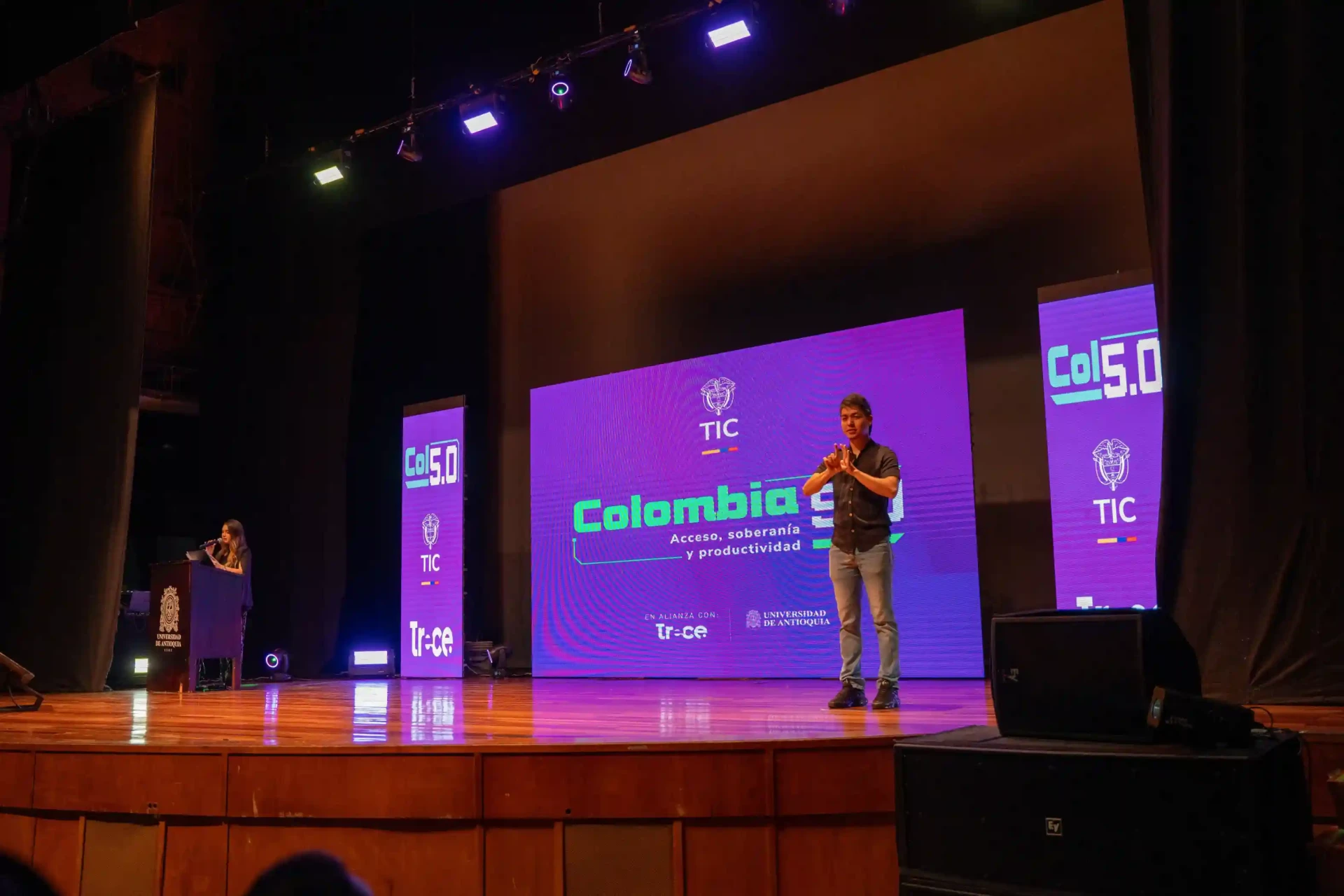 Escenario principal de Colombia 5.0 con presentación institucional y servicio de interpretación en lengua de señas